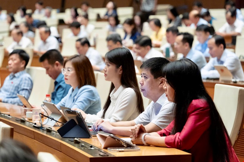 dbqh-17865048272861979101328 Các ĐBQH dự Kỳ họp không thường lệ lần thứ Nhất sáng 12/8. Ảnh: Media Quốc hội