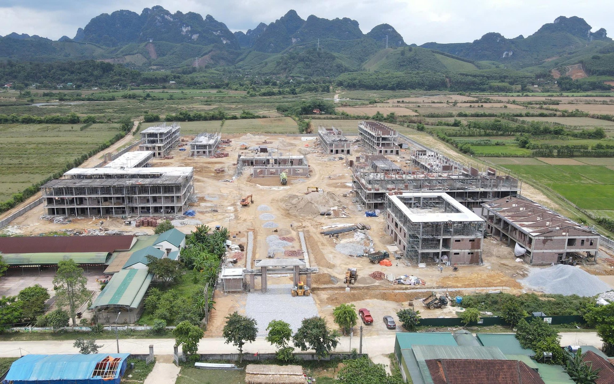 Sự Đồng Hành Của Bộ Đội Trong Dự Án Xây Dựng Trường Nội Trú Tại Vùng Biên