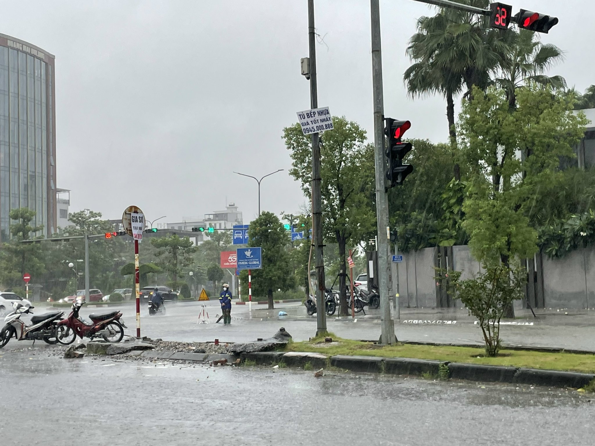 doan-duong-bi-hong-do-mua-lon-17874883448831906569459 Mưa lớn kéo dài, nhiều nơi ở Hải Phòng, Quảng Ninh ngập lụt- Ảnh 6.