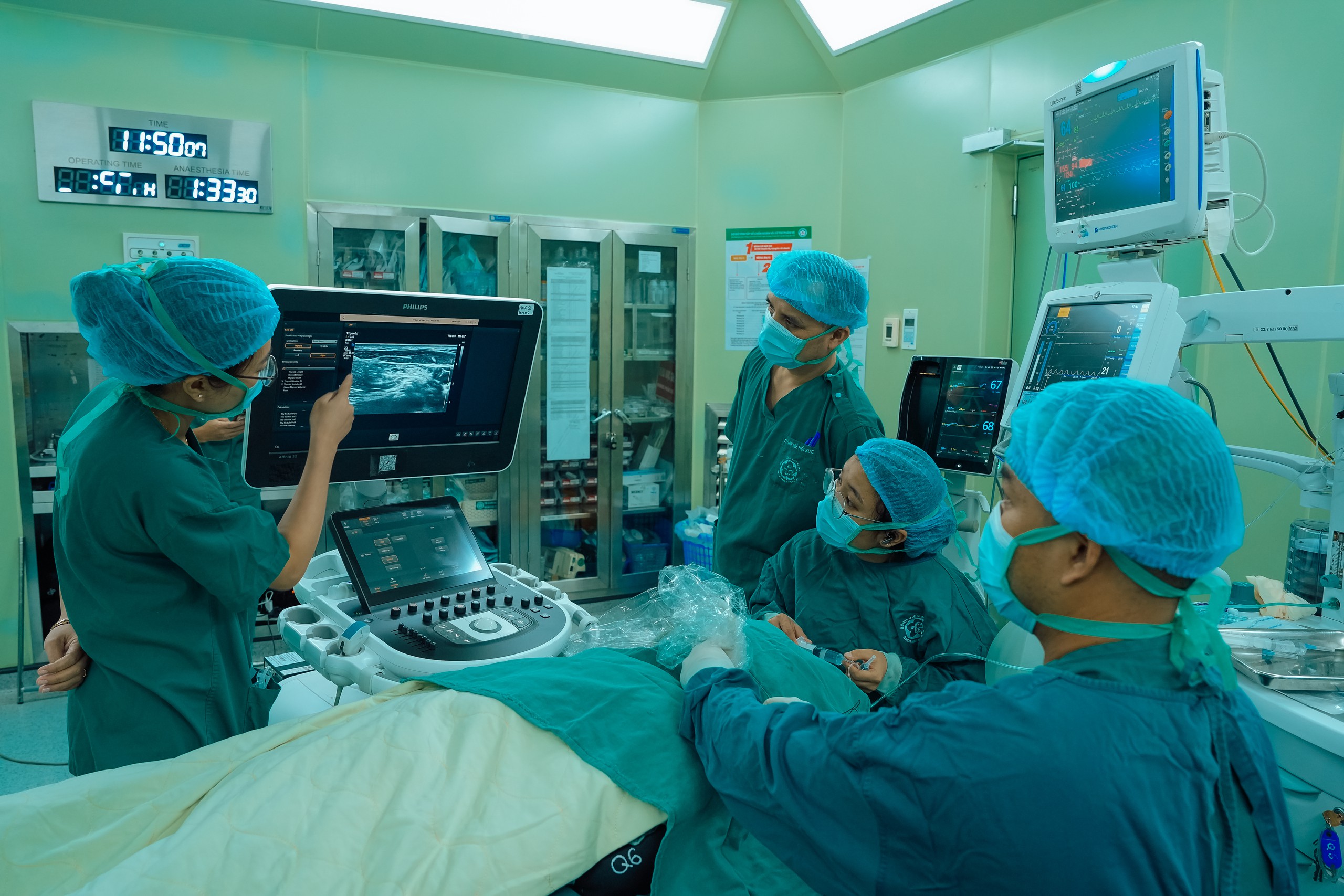 Bạch Mai: Điểm Nhấn 500 Phẫu Thuật Hẹp Động Mạch Cảnh và Tầm Nhìn Mới - Ảnh 2.