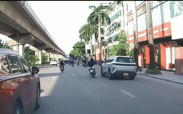 Xung đột giao thông căng thẳng giữa ô tô và xe máy tại Hà Nội