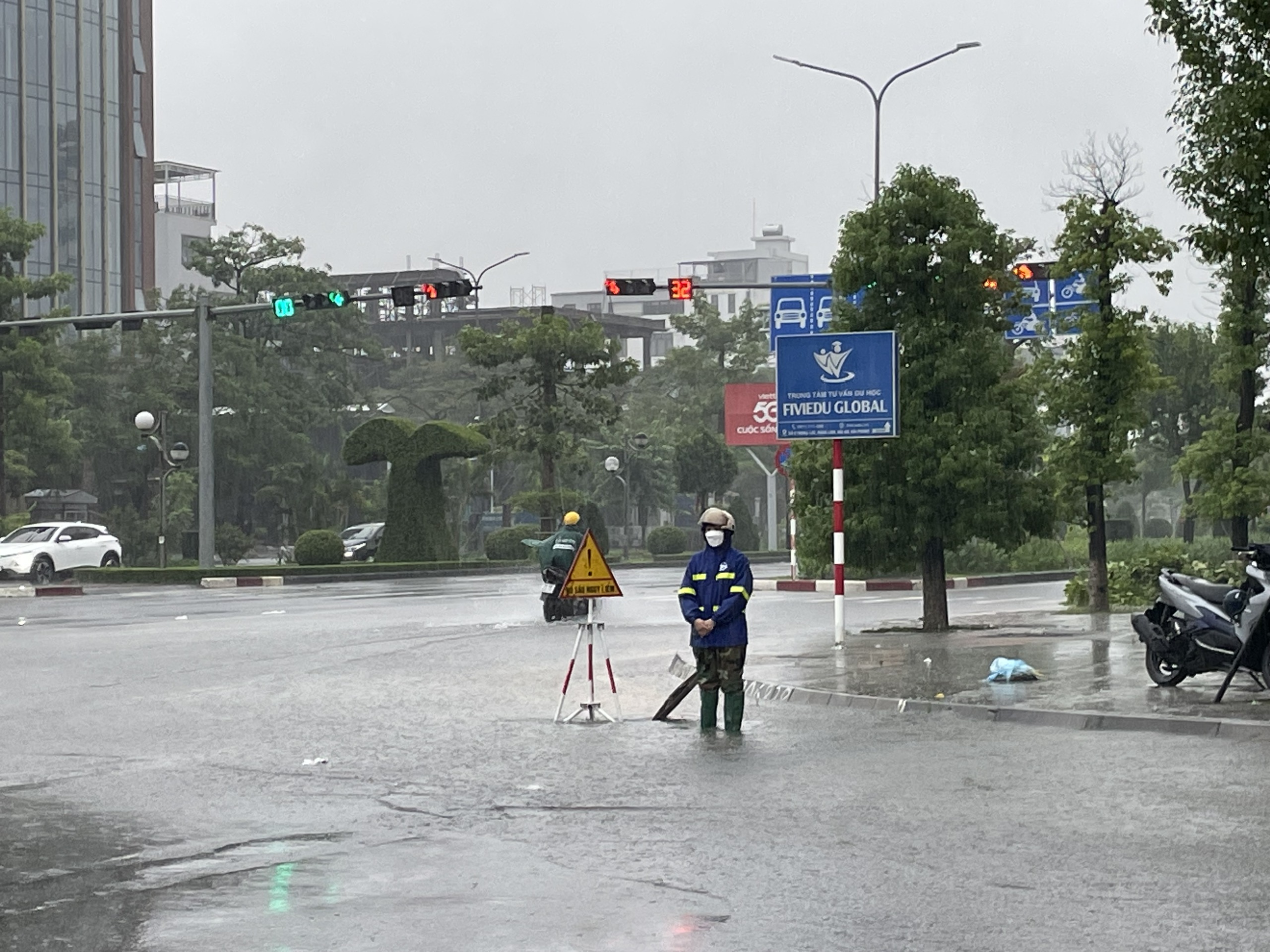 duong-pho-hai-phong-ngap-lut-vi-mua-lon-keo-dai-17874883448962133210745 Mưa lớn kéo dài, nhiều nơi ở Hải Phòng, Quảng Ninh ngập lụt- Ảnh 7.