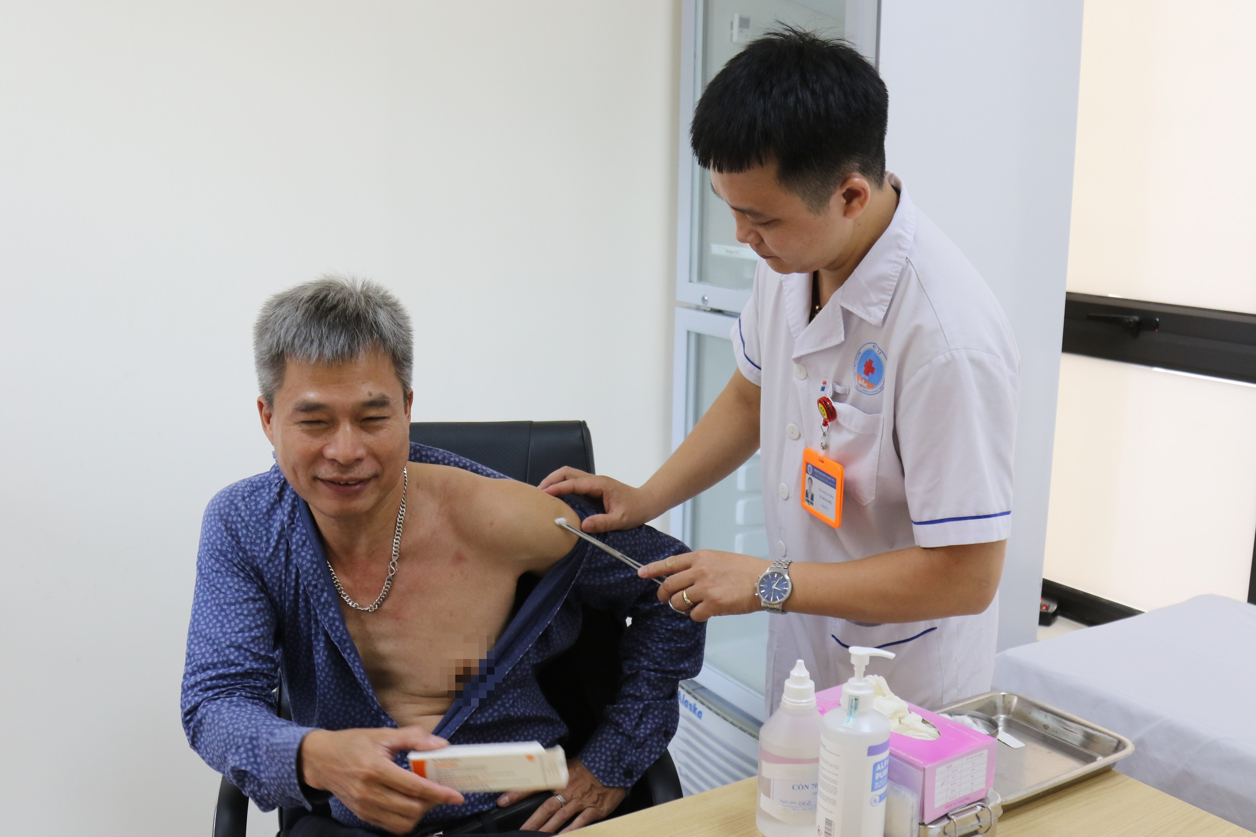 edit-sau-60-tuoi-nen-tiem-vaccine-gi-1787647112697278251923 Lý do người sau 60 tuổi nhất định phải tiêm vaccine đầy đủ - Ảnh 1.