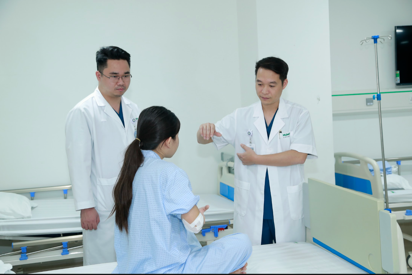 Bé gái sau phẫu thuật gãy xương