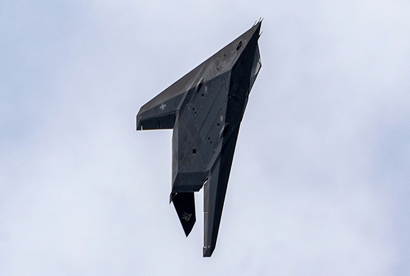 So Sánh F-117 Nighthawk và B-2 Spirit: Cuộc Chiến Công Nghệ Tàng Hình Của Mỹ