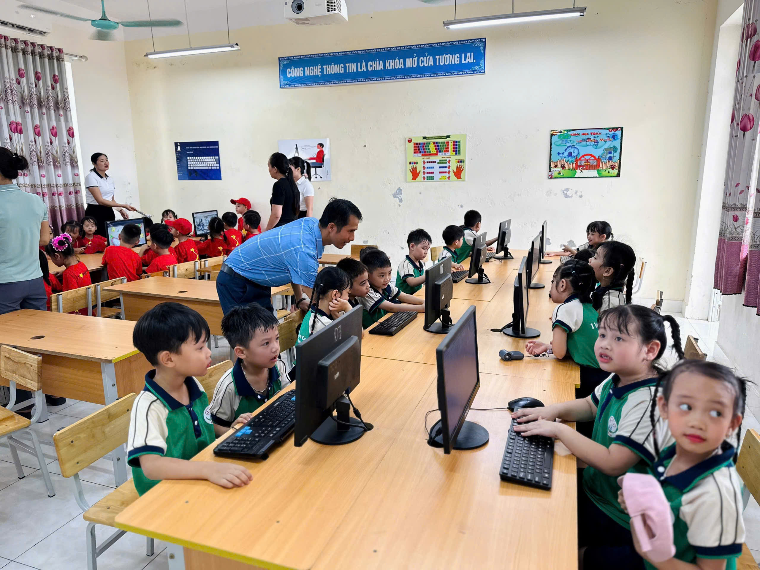 Giáo viên Hà Nội đón tin vui khi Sở Nội vụ đề xuất xét thăng hạng trước ngày khai giảng- Ảnh 2.