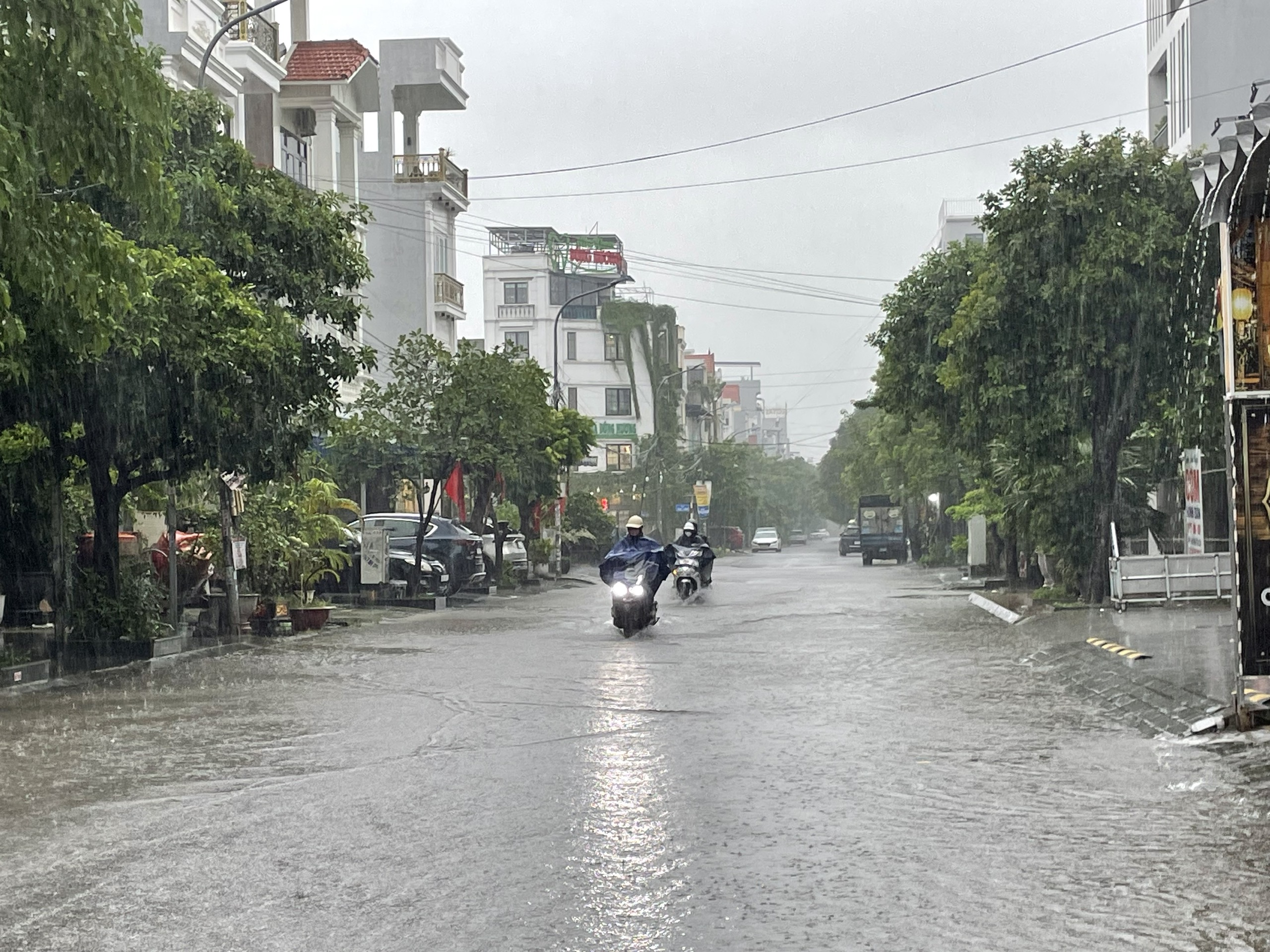 hai-phong-ngap-lut-17874879718632050525589 Mưa lớn kéo dài, nhiều nơi ở Hải Phòng, Quảng Ninh ngập lụt- Ảnh 5.