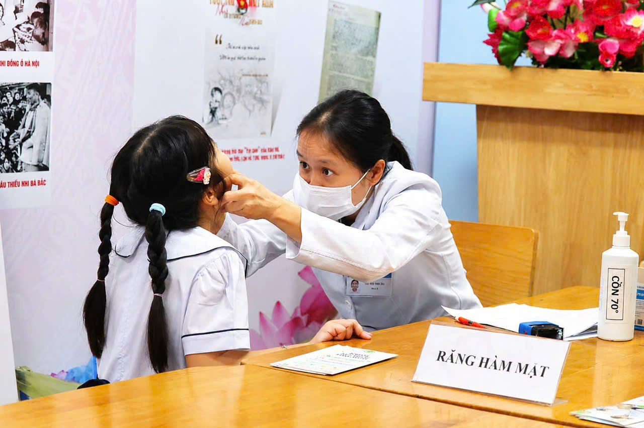 Theo dõi sức khỏe học sinh TPHCM - Ảnh 1.