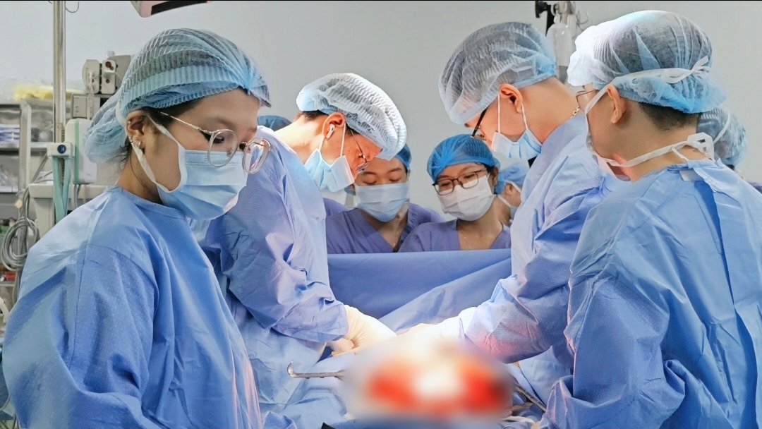 Hành trình phục hồi đường tiêu hóa cho người đàn ông uống nhầm thuốc tẩy bồn cầu - Ảnh 1.