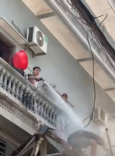 Hà Nội: Khởi Tố Nghi Can Xịt Nước Áp Lực Cao Vào Người Thợ Thi Công