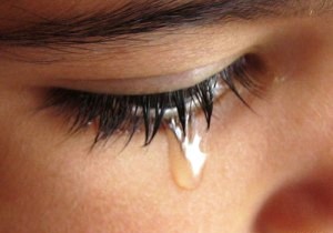 Chảy Nước Mắt Sống: Nguyên Nhân Cảnh Báo Những Vấn Đề Về Mắt