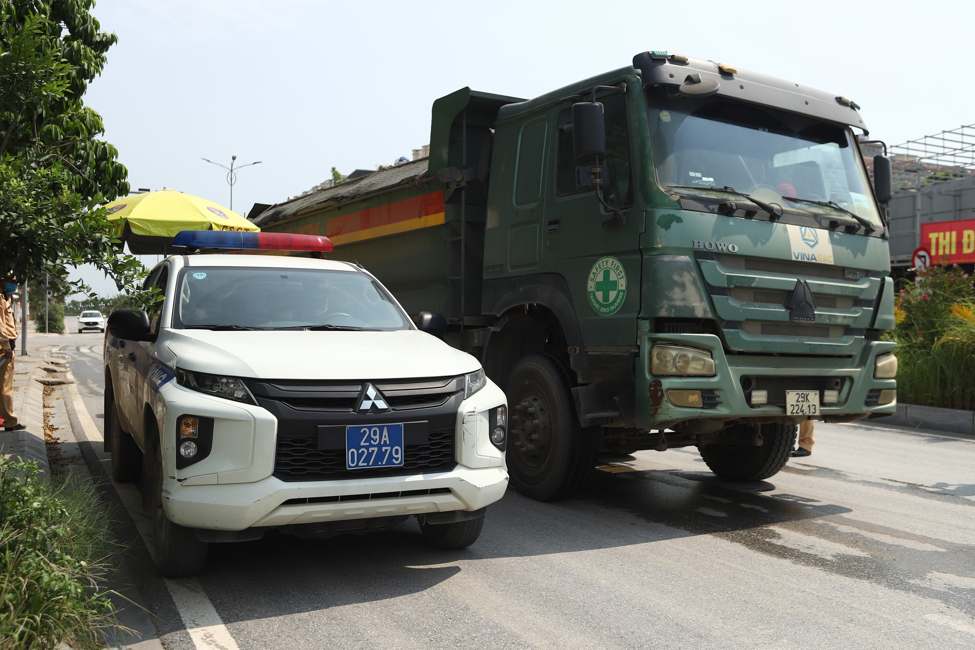img3777-178661137681737835576 Xe tải chở đất cát 'rải dấu vết' trên đường vào tầm ngắm CSGT Hà Nội- Ảnh 2.