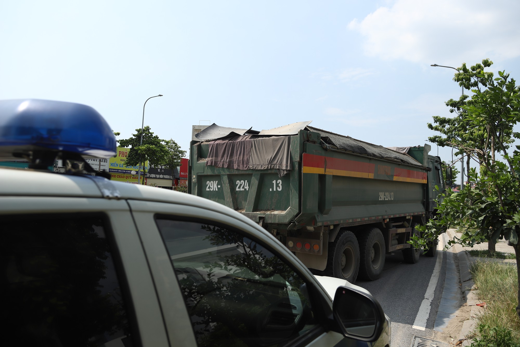 CSGT Hà Nội Tăng Cường Kiểm Soát Xe Tải Rơi Vãi Vật Liệu Xây Dựng