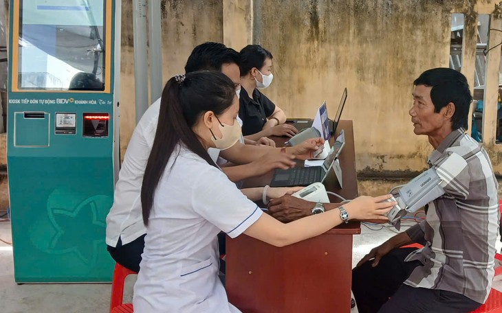 Người dân từ đô thị đến nông thôn ở Khánh Hòa được bác sĩ khám sức khỏe miễn phí