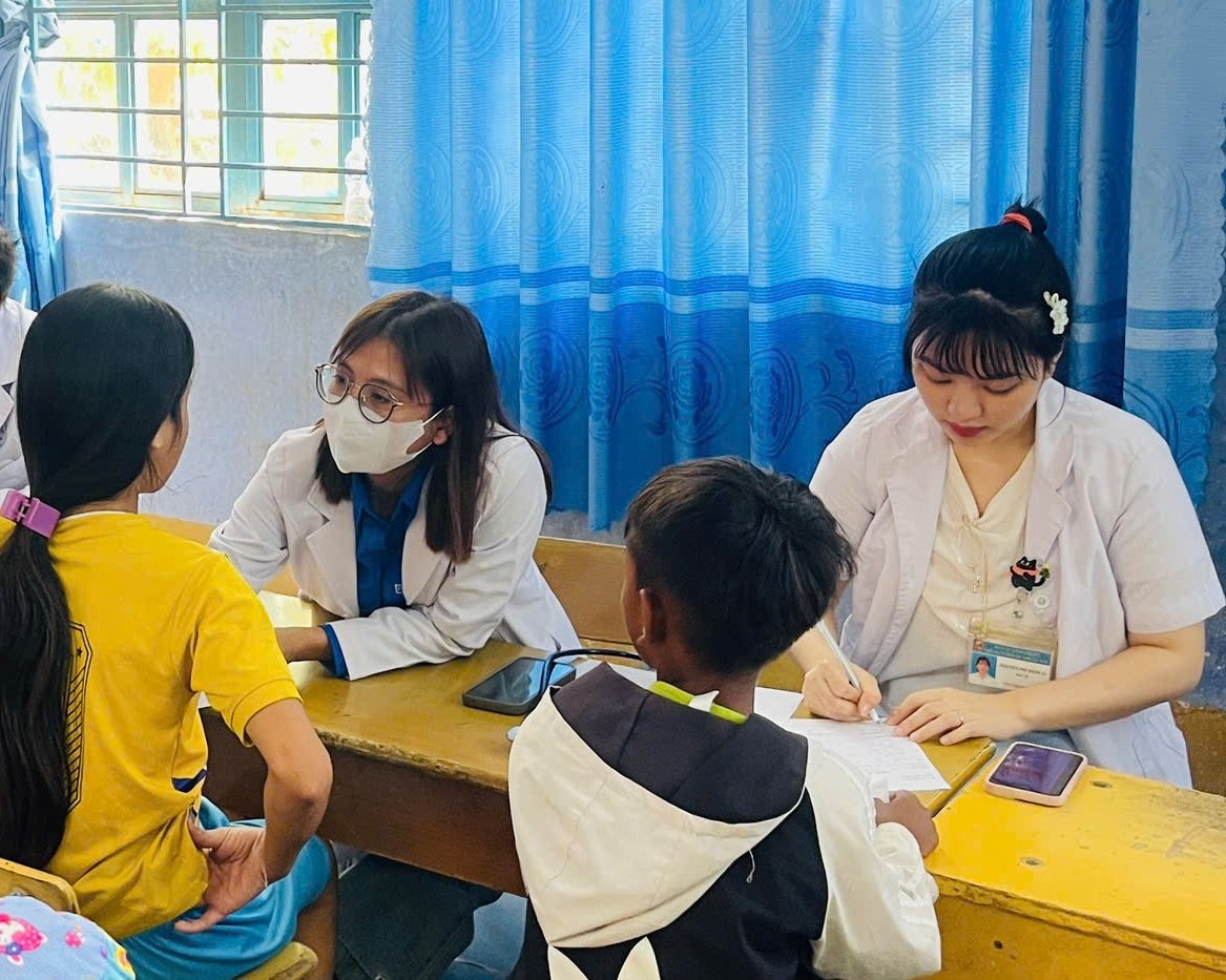 Học sinh và trẻ em ở Khánh Hòa tại một chương trình khám sức khỏe miễn phí. Ảnh: ĐH.