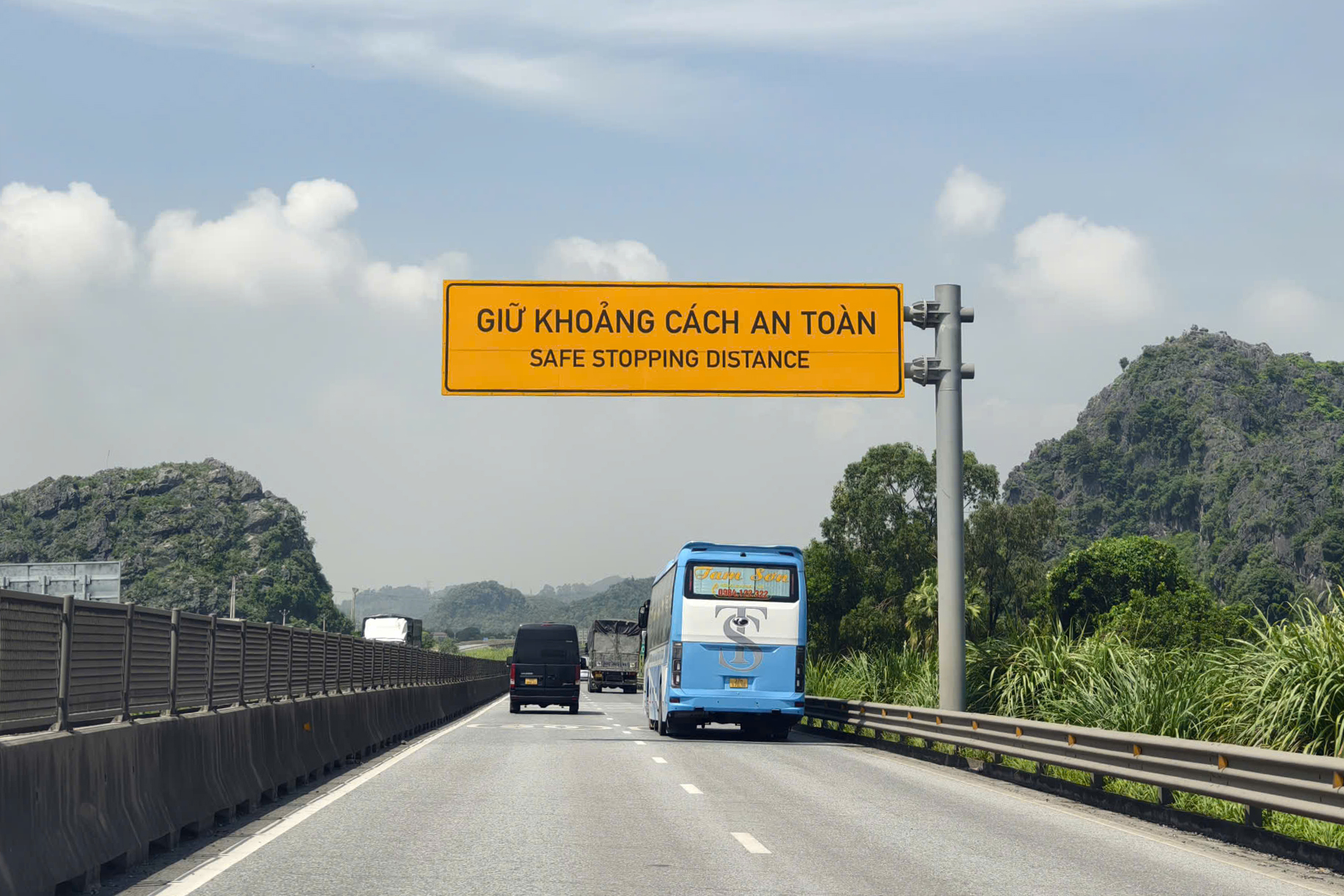khoang-cach-an-toan-5-17878255406601769651163 CSGT bật mí cách 'bắt' lỗi bám đuôi, không giữ khoảng cách an toàn trên cao tốc- Ảnh 3.