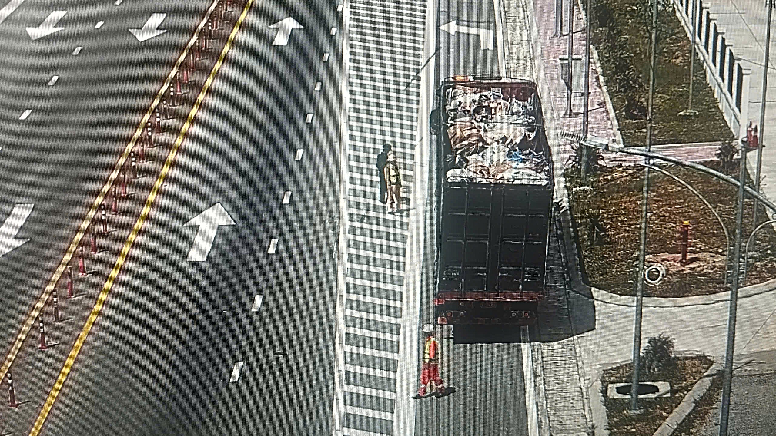 Cảnh Báo Nhiều Xe Ô Tô Thủng Lốp Trên Cao Tốc Do Vật Nhọn Rơi Vãi