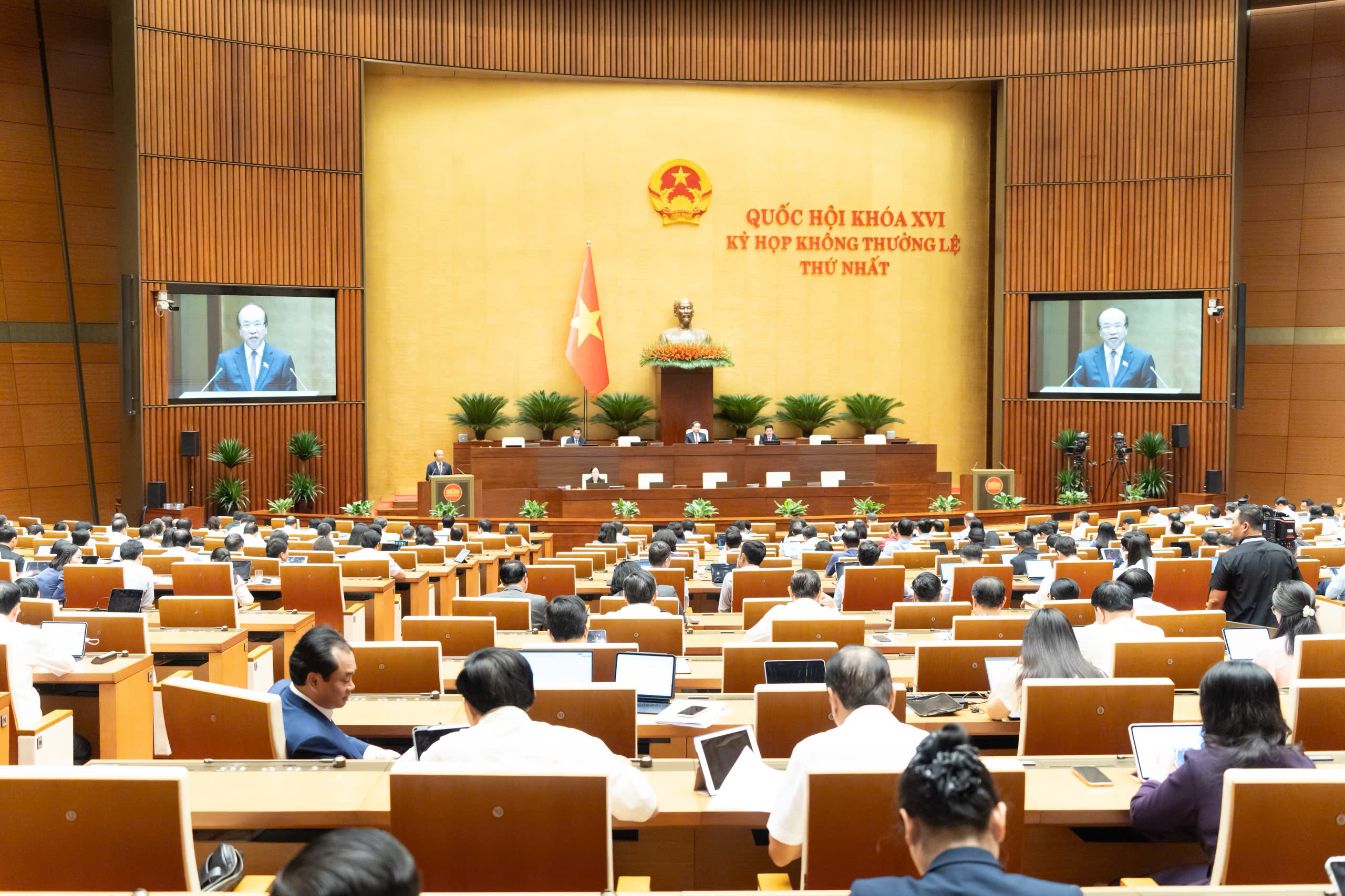 Quốc Hội Bổ Sung Đề Xuất Về Giảm Thuế Đối Với Doanh Nghiệp và Cá Nhân