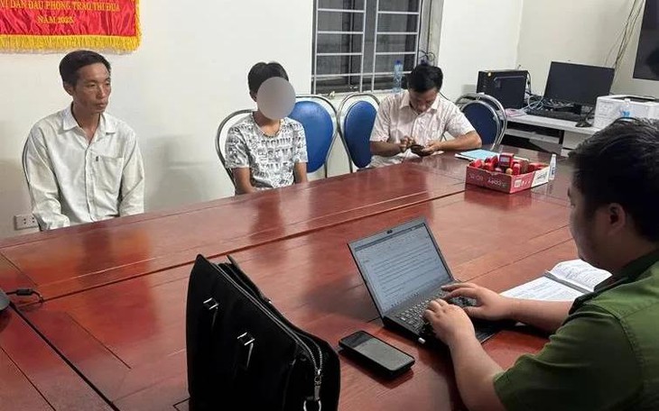 Công an làm việc với thiếu niên
