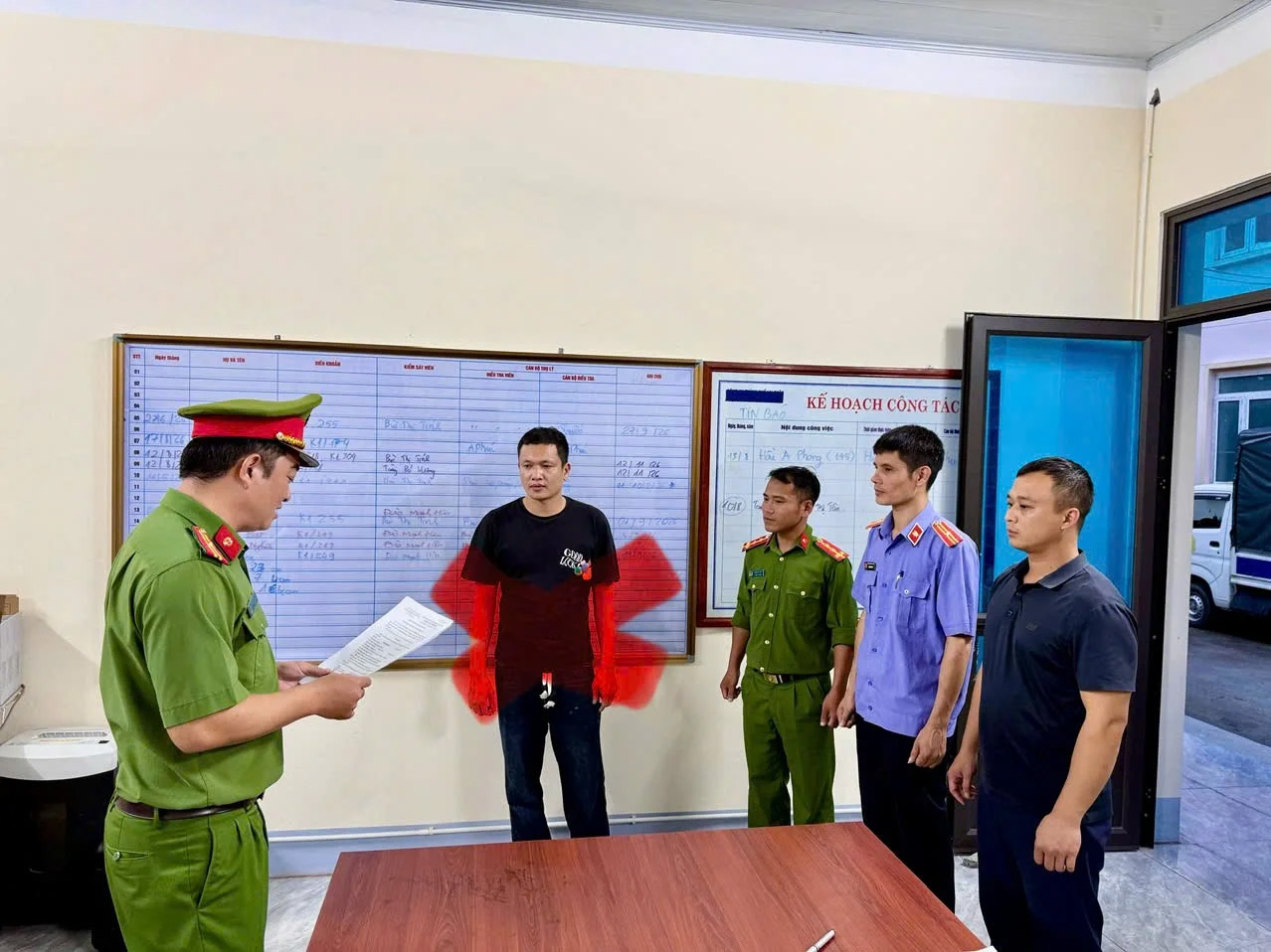 Khởi tố đối tượng lừa đảo qua nhóm tìm bạn trai- Ảnh 1.