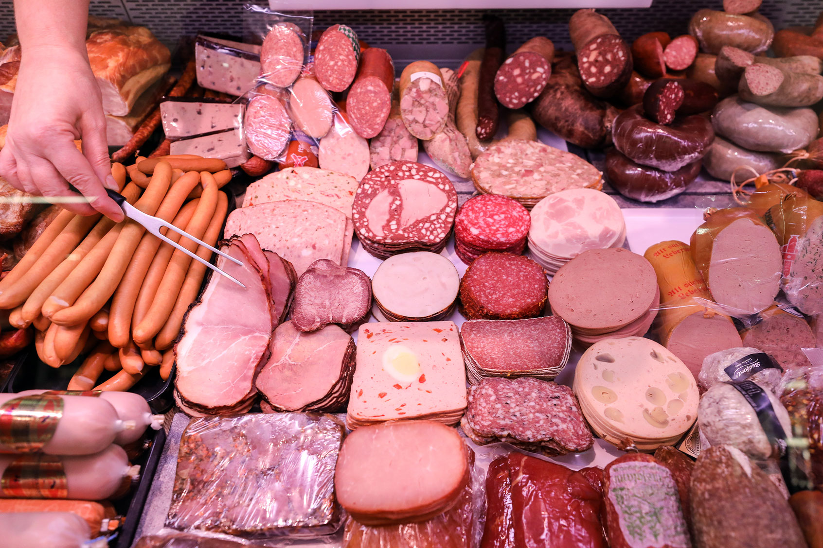 meatcounterinthesupermarket1190595804-1787481947863396607860 Bỏ ngay 4 loại đồ ăn thức uống này nếu không muốn tăng nguy cơ xơ gan- Ảnh 1.