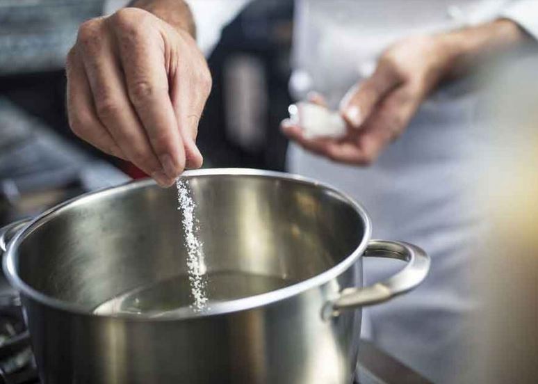 Tác Động Kinh Niên Của Việc Kiêng Muối Quá Đà Đến Sức Khỏe - Ảnh 1.