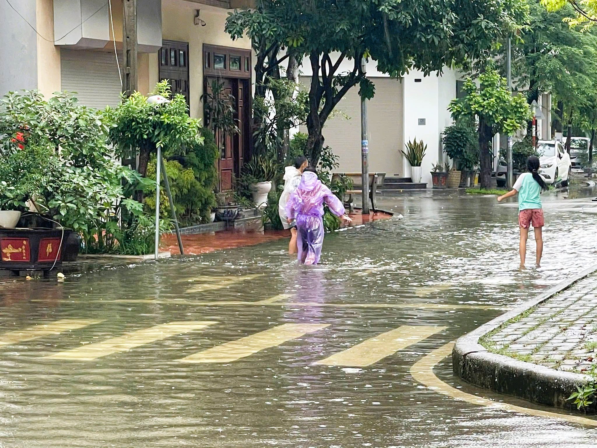 nguoi-dan-di-chuyen-kho-khan-trong-mua-lon-17874879632741670641607 Mưa lớn kéo dài, nhiều nơi ở Hải Phòng, Quảng Ninh ngập lụt- Ảnh 4.