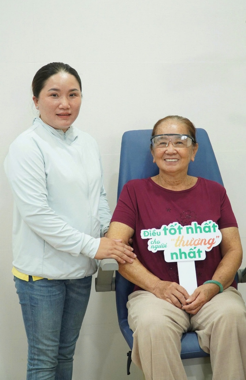 Chăm Sóc Đôi Mắt Cha Mẹ: Lời Khuyên Khi Đối Mặt Với Thay Đổi Thị Giác