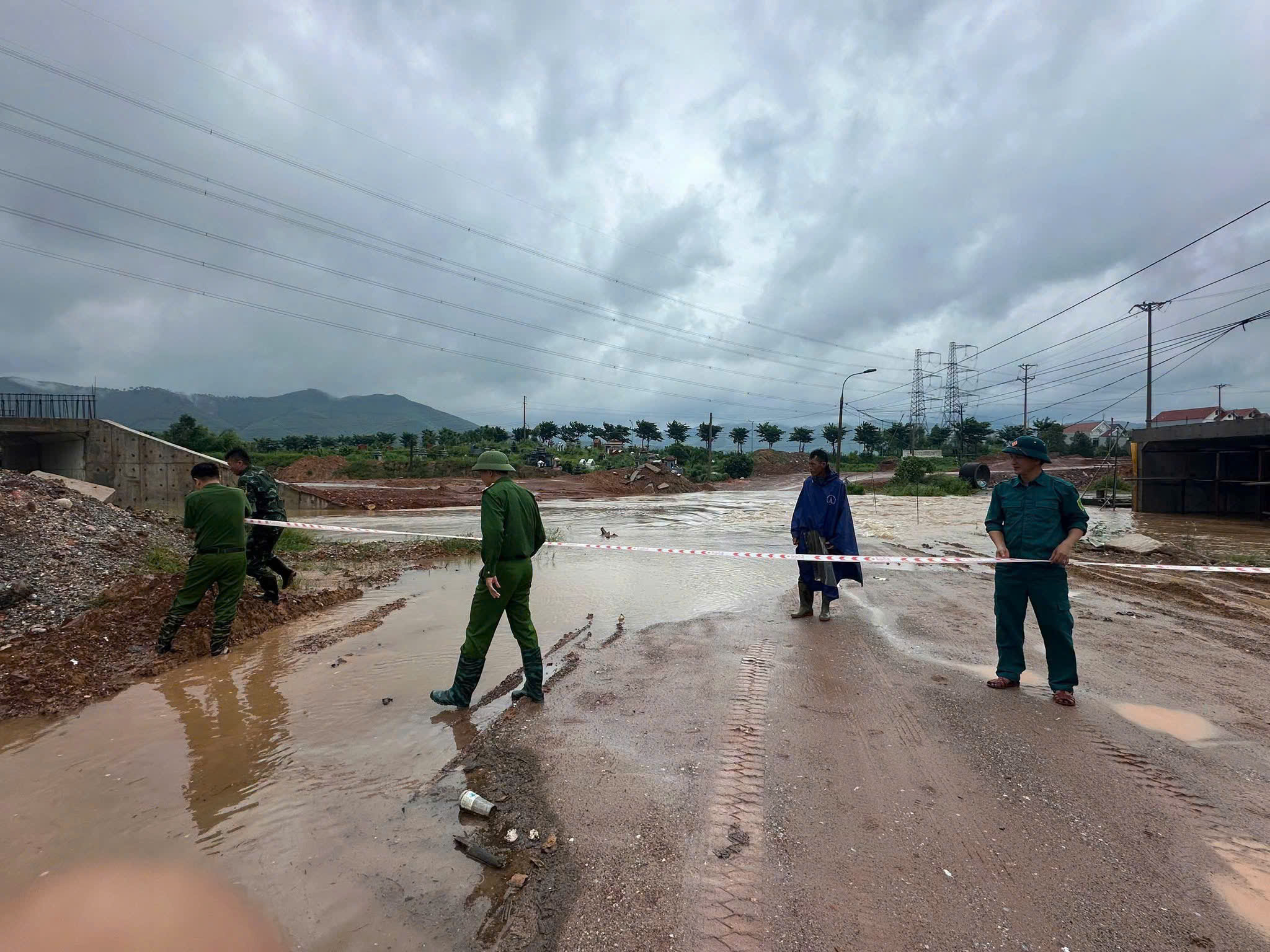 quang-ninh-ngap-lut-sau-17874886899311105840484 Mưa lớn kéo dài, nhiều nơi ở Hải Phòng, Quảng Ninh ngập lụt- Ảnh 12.