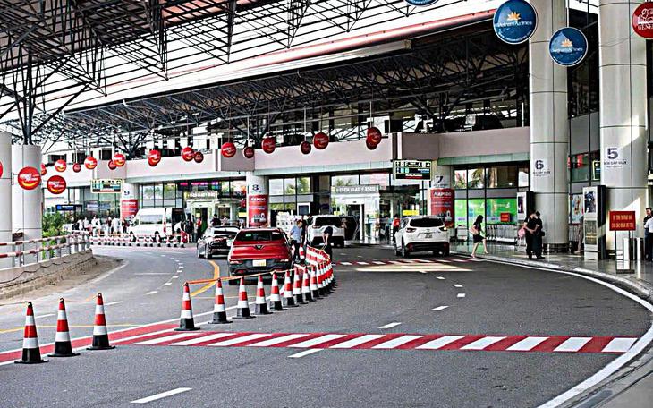 Sân bay Nội Bài điều chỉnh phân làn đón xe dịch vụ, ảnh hưởng đến hành khách