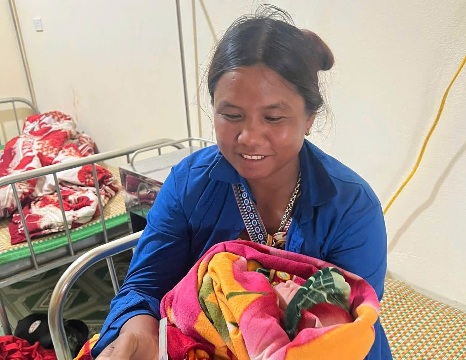 Sản phụ chuyển dạ giữa đường rừng, sinh bé trai 3,8kg - Ảnh 2.