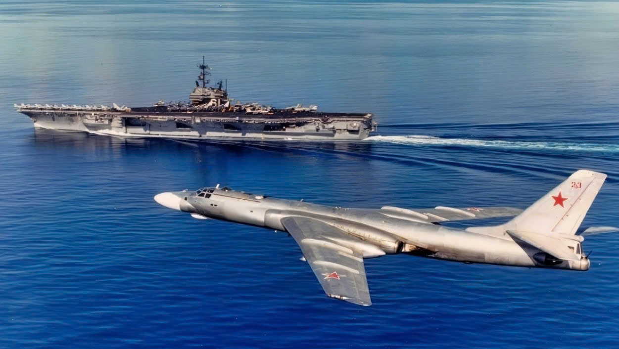 tau-san-bay-cua-hai-quan-hoa-ky-va-may-bay-nem-bom-tu-16-cua-nga-17881483418791522298982 Oanh tạc cơ Tu-16 lao xuống biển sau 'màn khiêu khích' tàu sân bay Mỹ- Ảnh 1.