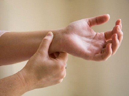 Nhận Diện Bệnh Hirayama Qua Triệu Chứng Teo Cơ Bàn Tay Ở Thanh Niên