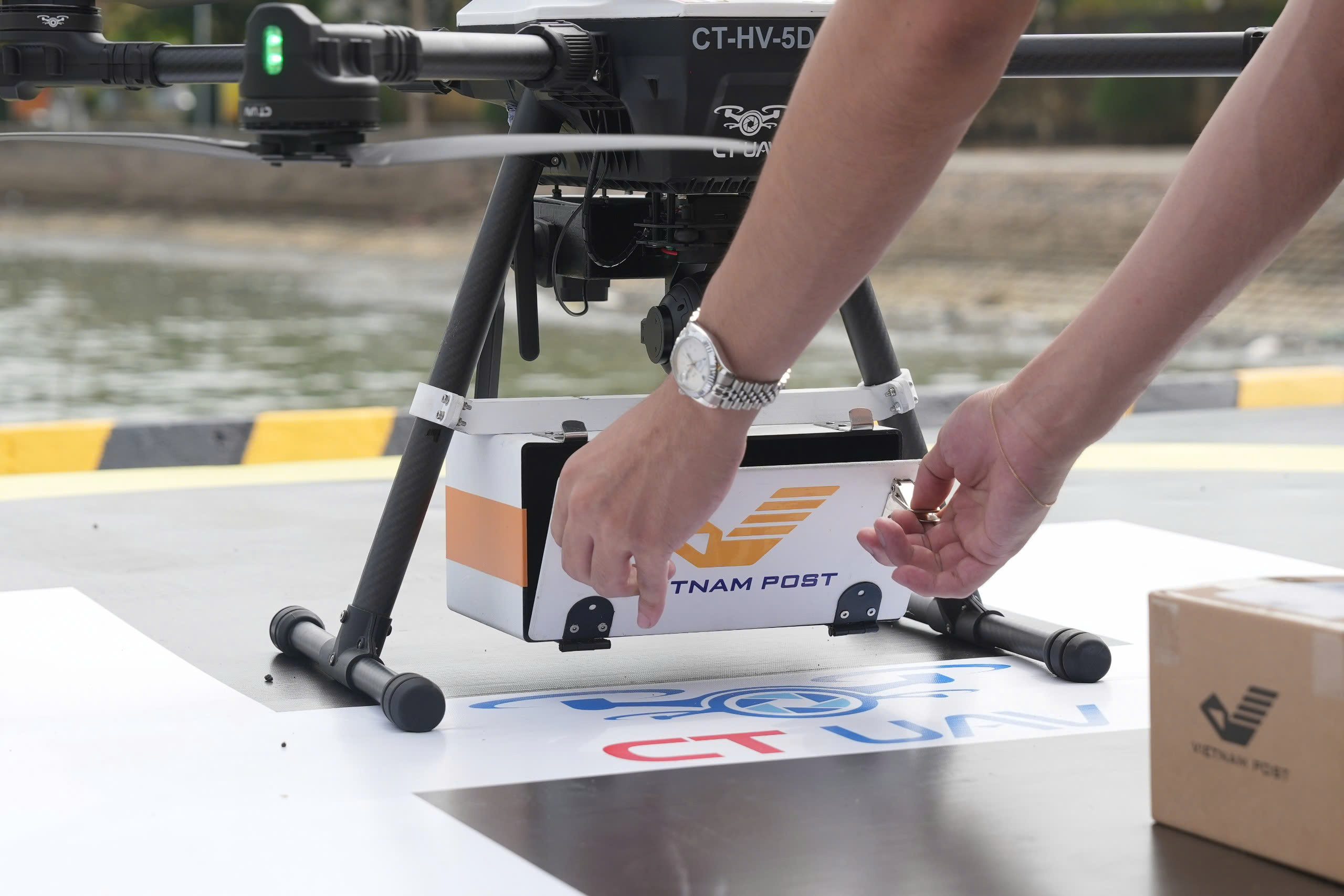 uav5-17857456368111808909534 Đổi mới vận chuyển bằng UAV: Bước tiến từ Điện Biên - Ảnh 2.