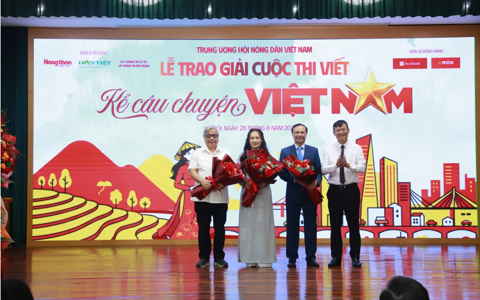 van-hoai-tong-bien-tap-bao-nong-thon-ngay-nay-bao-dien-tu-dan-viet-truong-ban-to-chuc-cuoc-thi-da-tang-hoa-tri-an-cac-thanh-vien-ban-giam-khao-17878930921961626103729 Lễ trao giải 'Kể câu chuyện Việt Nam': Khơi Dậy Niềm Tự Hào - Ảnh 2.