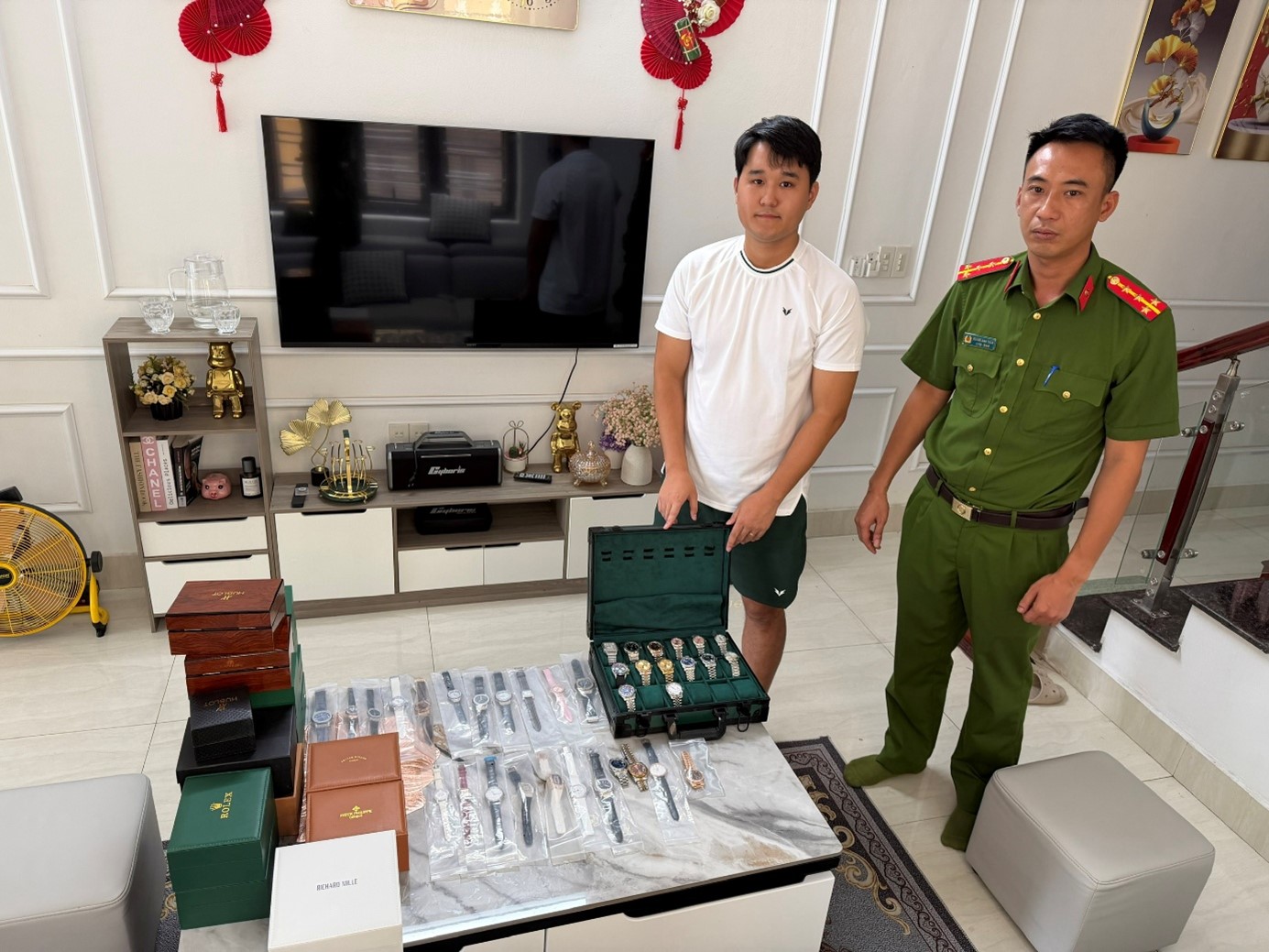 Lật Tẩy Vụ Buôn Bán Đồng Hồ Giả Nguy Hiểm Tại Quảng Ninh