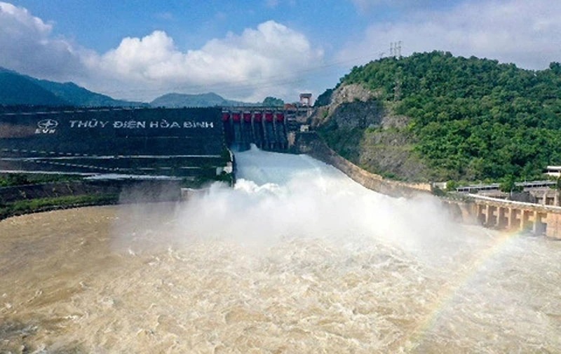 Thủy Điện Hòa Bình Mở Cửa Xả Ứng Phó Với Cơn Mưa Nặng Hạt