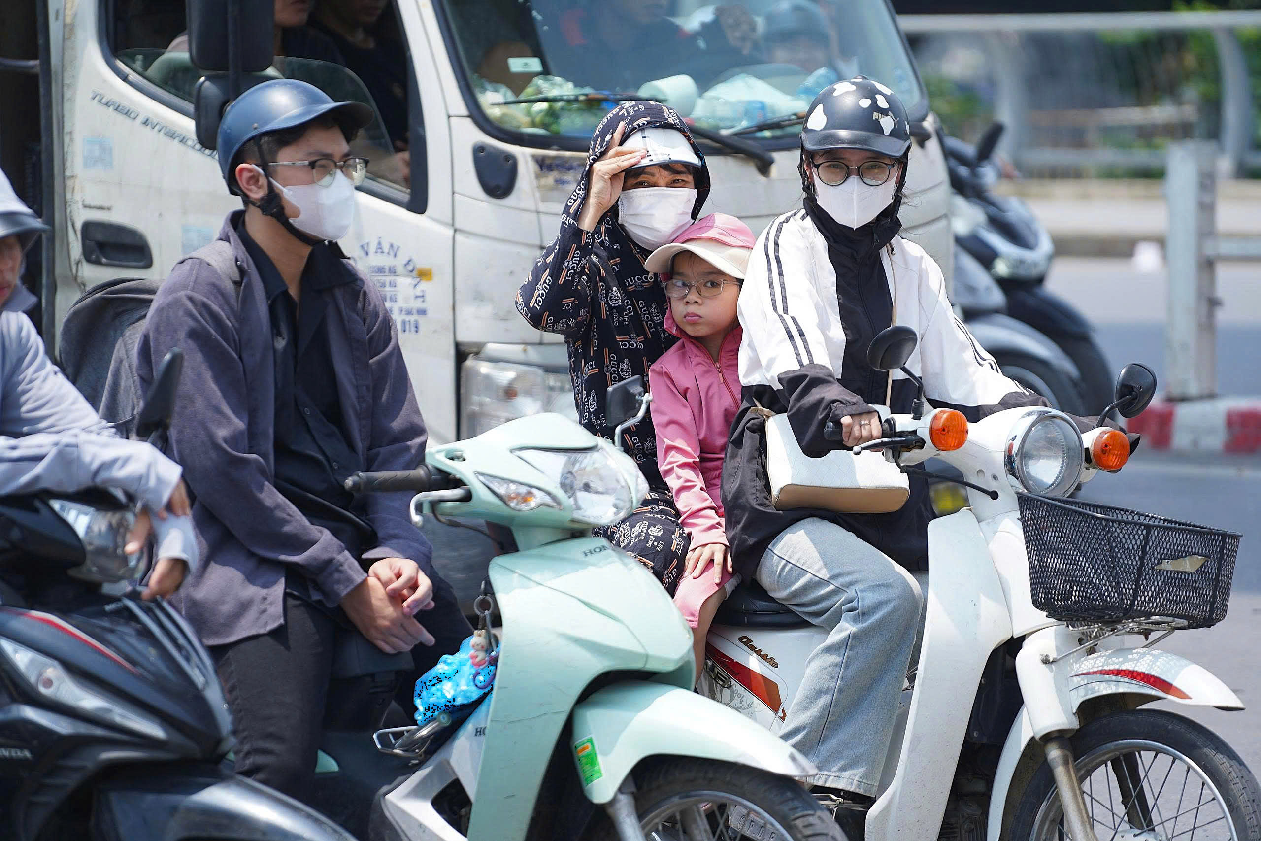 Thời Tiết Miền Bắc: Nắng Nóng và Những Cơn Dông Đột Ngột