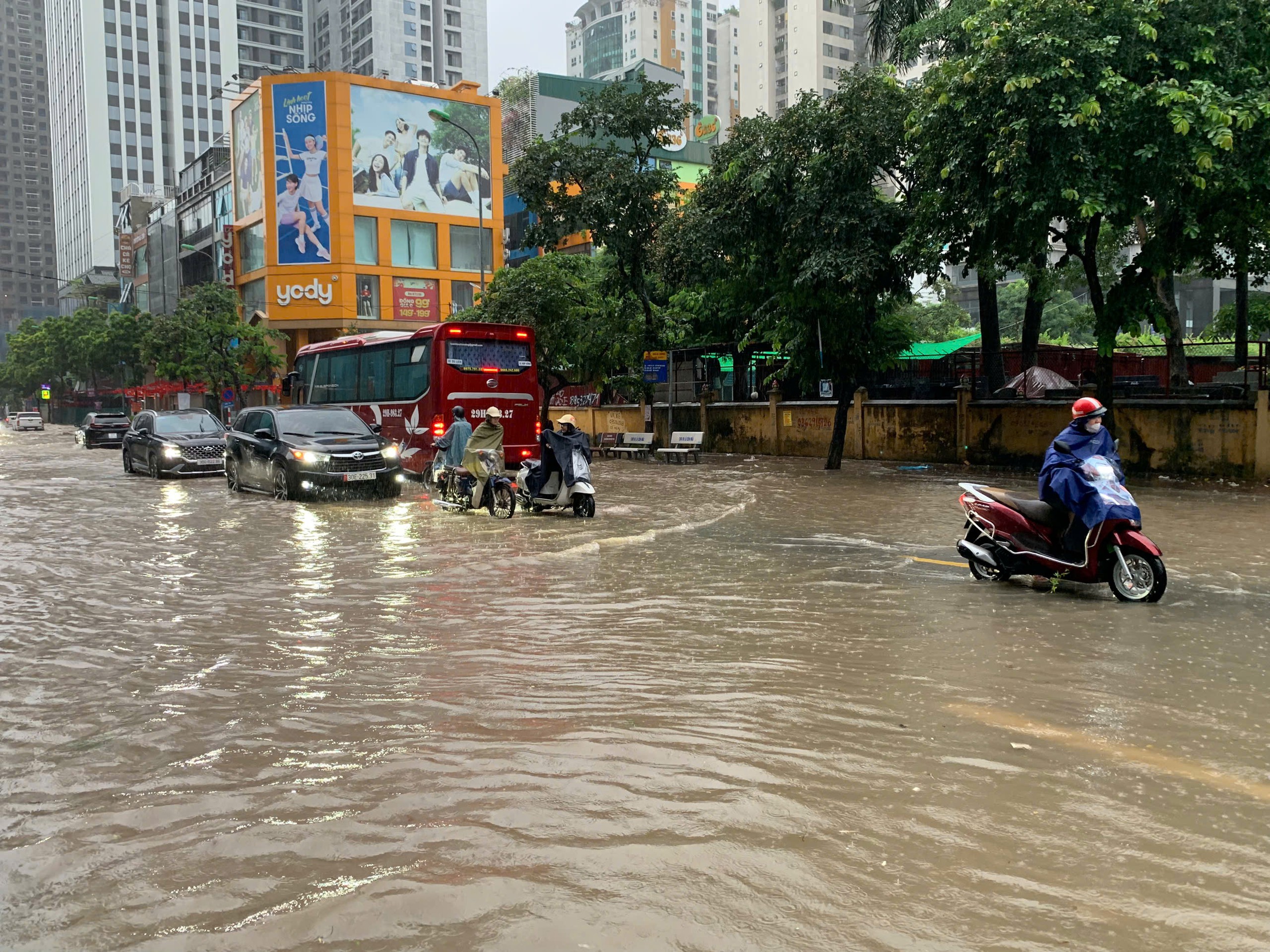 z6944947087589885f66a08191f55892d4d1935b6d1bad-17871807991741587180566 Mưa dông bao trùm hầu khắp các khu vực trên cả nước- Ảnh 1.