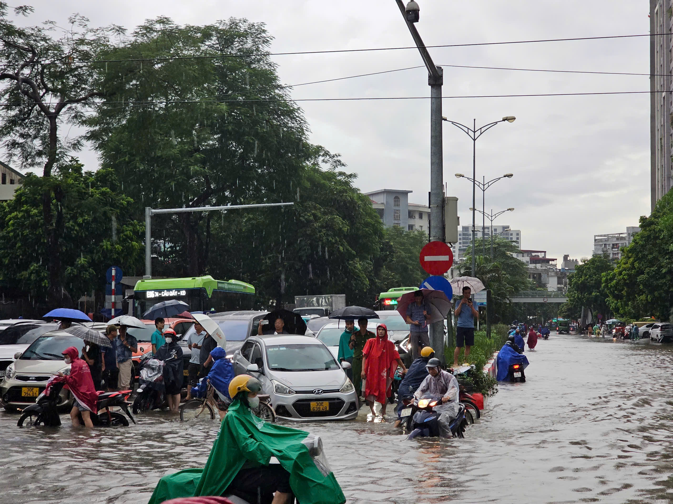 Miền Bắc bước vào đợt mưa dông mạnh từ hôm nay- Ảnh 1.