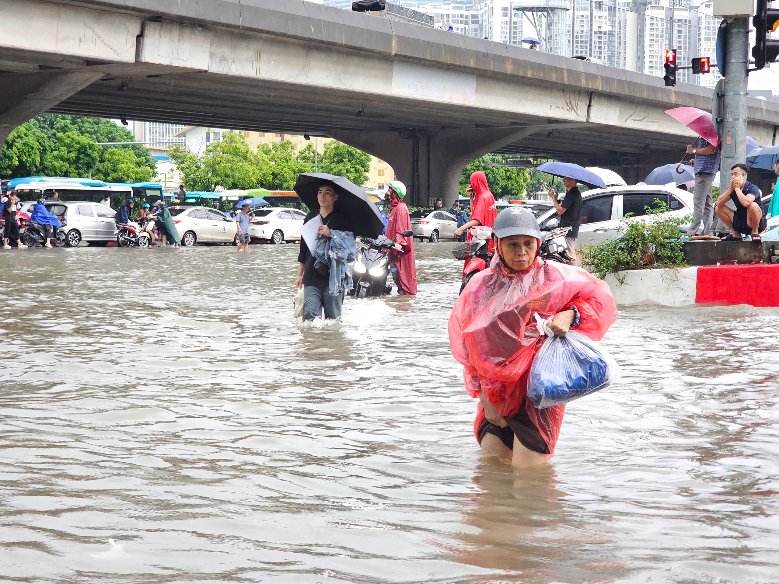 Hà Nội giảm điểm ngập sau mưa lớn, chuyên gia cảnh báo chưa thể chủ quan- Ảnh 1.