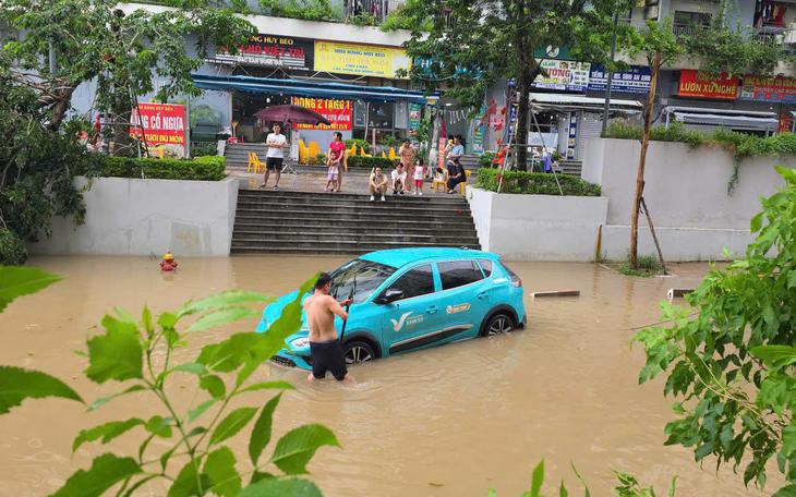 Quốc lộ 4E ở Lào Cai: Tình hình tắc nghẽn giao thông do mưa lớn