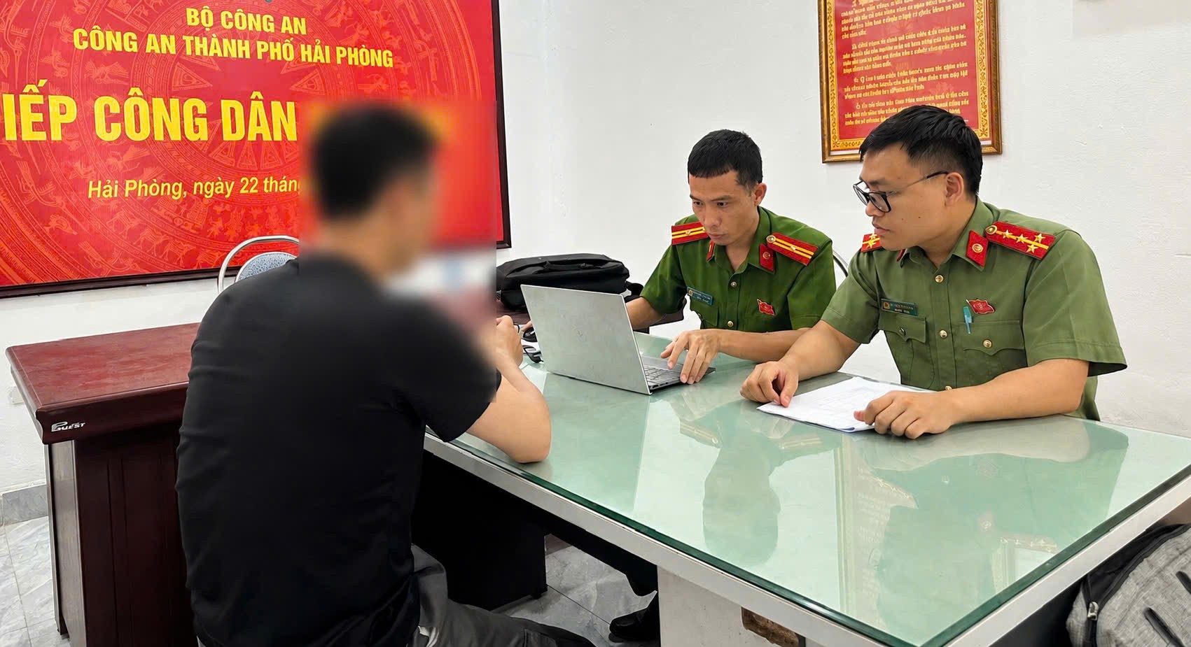 081-1-1788237583259962552989 Công an làm việc với người phụ nữ bình luận kỳ thị, chia rẽ vùng miền trên Facebook- Ảnh 2.