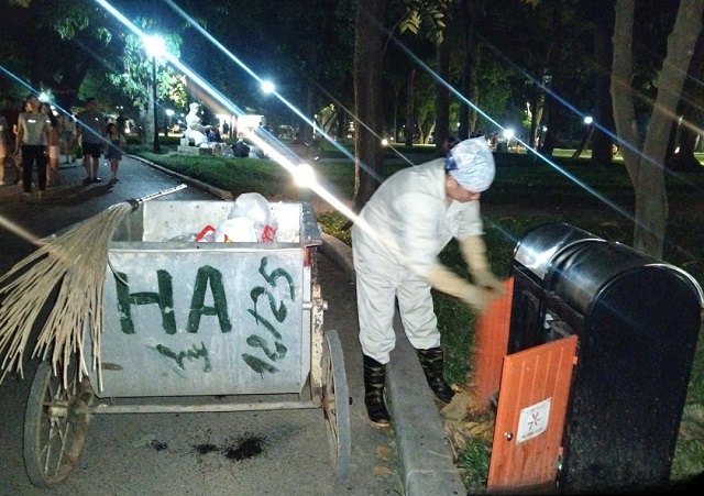 10-17884239421461827607366 Thức trắng đêm sau màn pháo hoa rực rỡ để công viên sạch đẹp lúc bình minh- Ảnh 7.