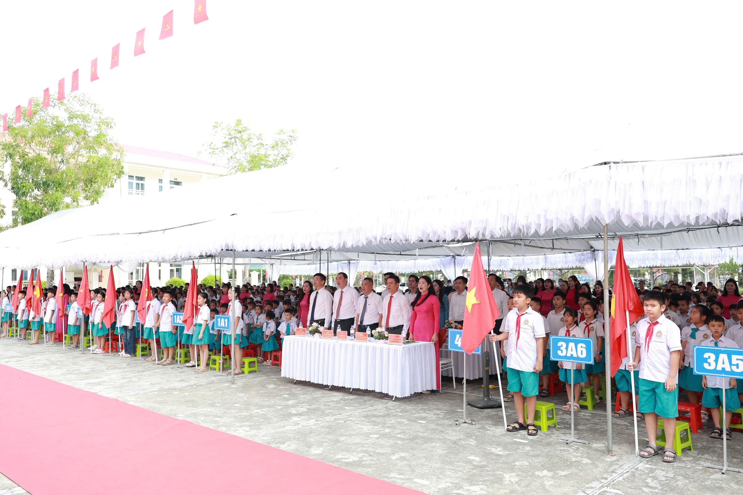 Rộn ràng ngày khai giảng của gần 372.000 học sinh Quảng Ninh - Ảnh 5.