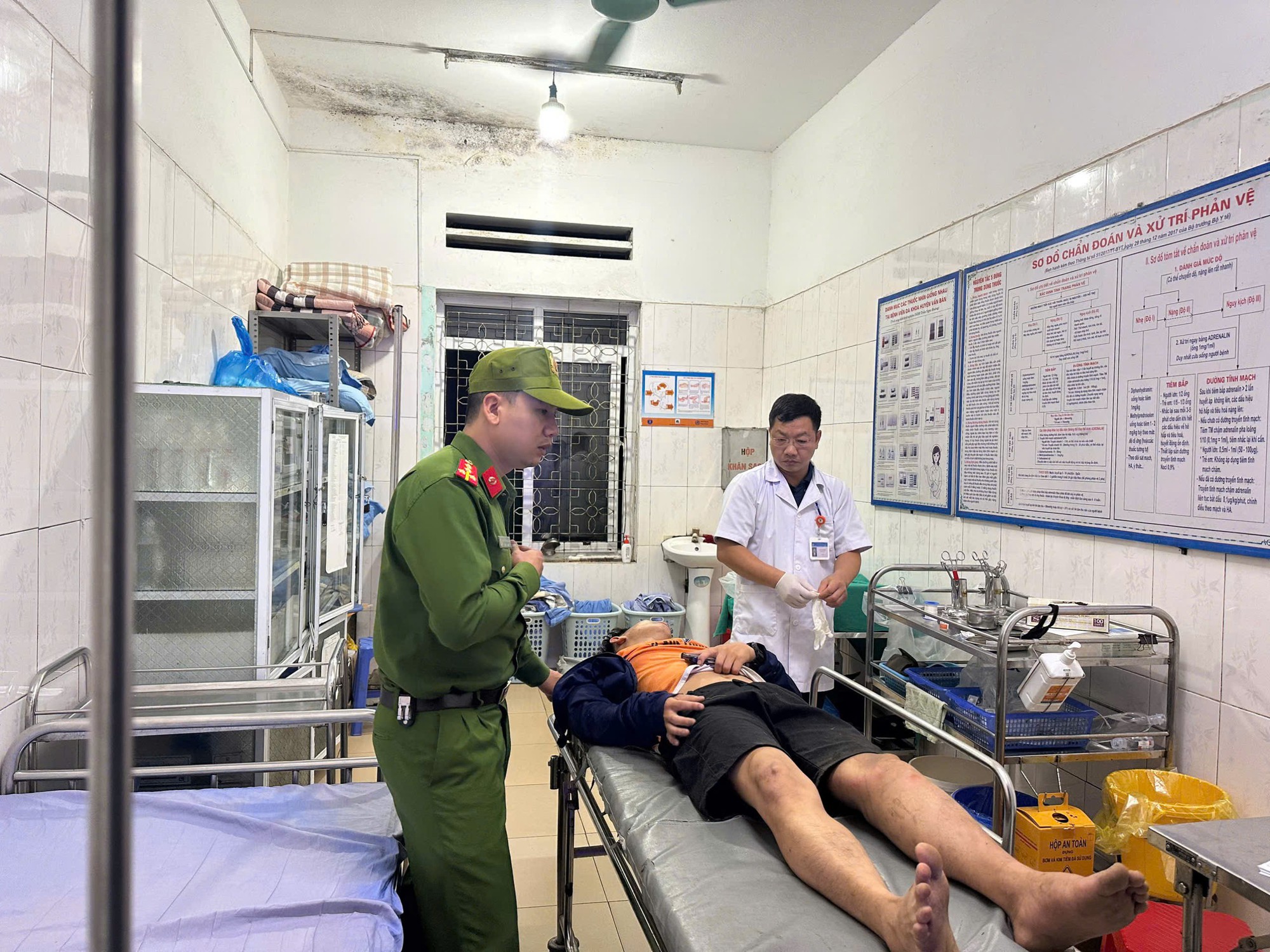 1000060489-17887486893071909332326 Nam thanh niên rơi vực sâu 20m, 4 giờ sau mới được phát hiện- Ảnh 1.