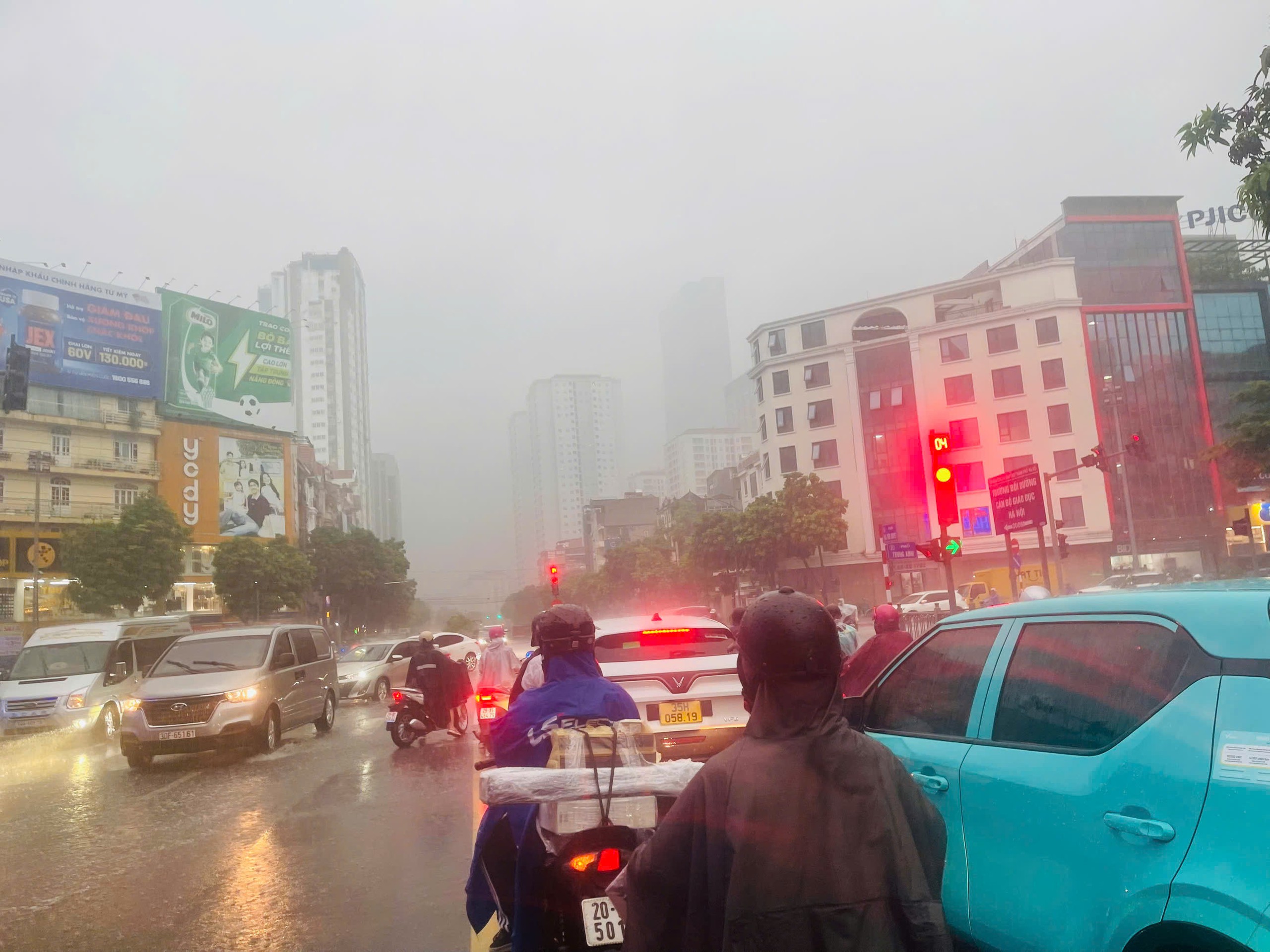 Không khí lạnh tấn công miền Bắc: nhiệt độ giảm, mưa dông và cảnh báo áp thấp Biển Đông