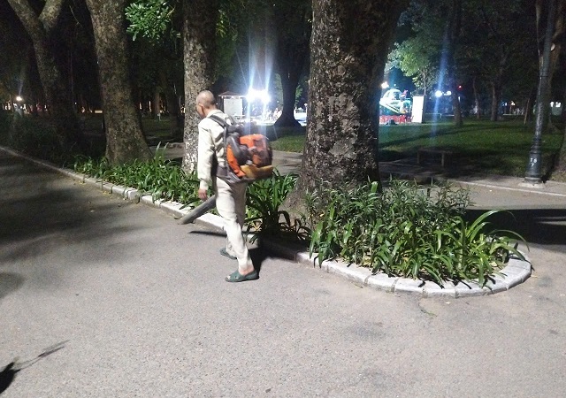 3-17884239420701414288280 Thức trắng đêm sau màn pháo hoa rực rỡ để công viên sạch đẹp lúc bình minh- Ảnh 4.