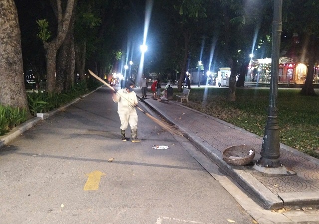 4-17884239475521331116377 Thức trắng đêm sau màn pháo hoa rực rỡ để công viên sạch đẹp lúc bình minh- Ảnh 3.
