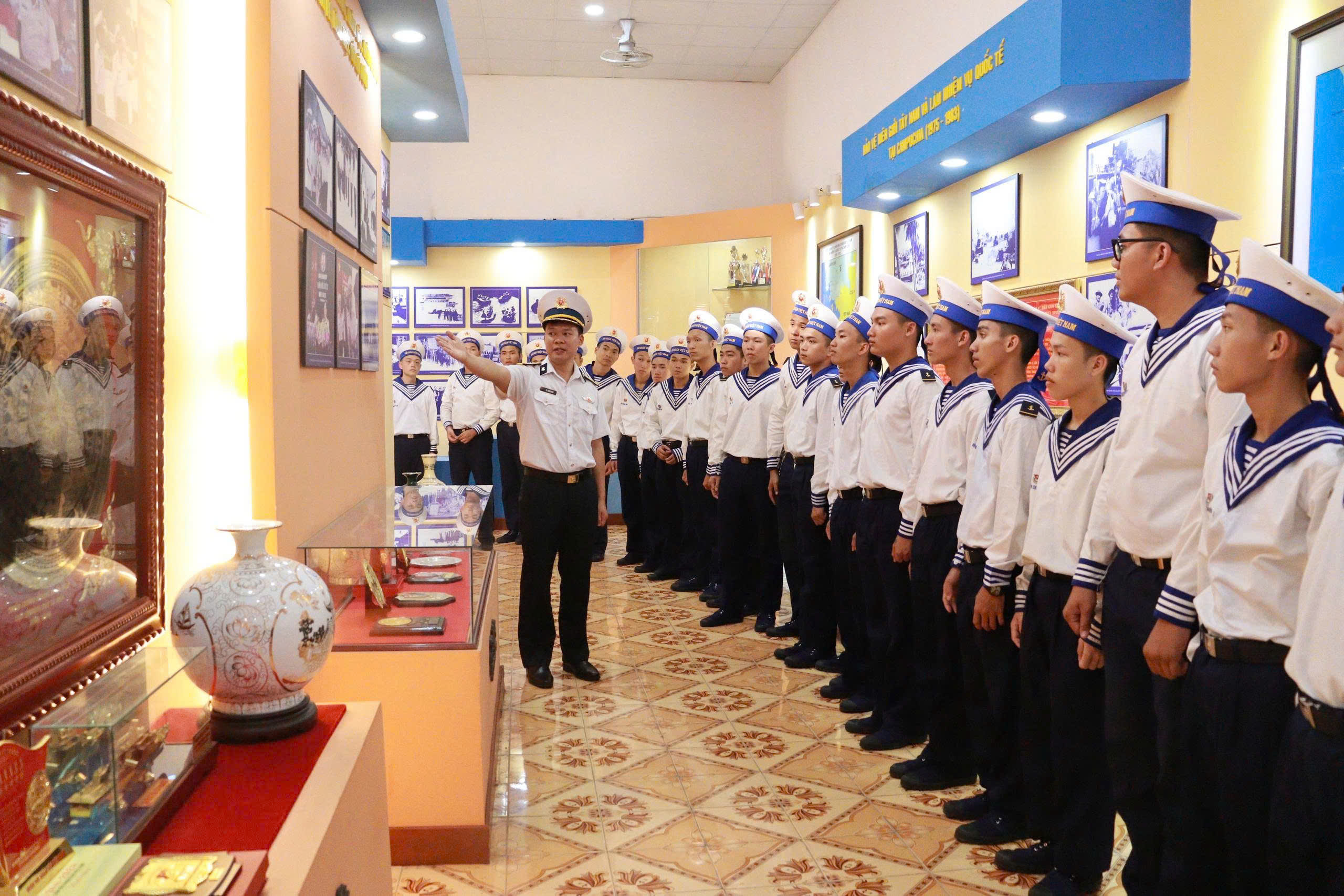 4-b-17883188148941678840896 Vùng 4 Hải quân mừng Quốc khánh 2/9 - Ảnh 2.